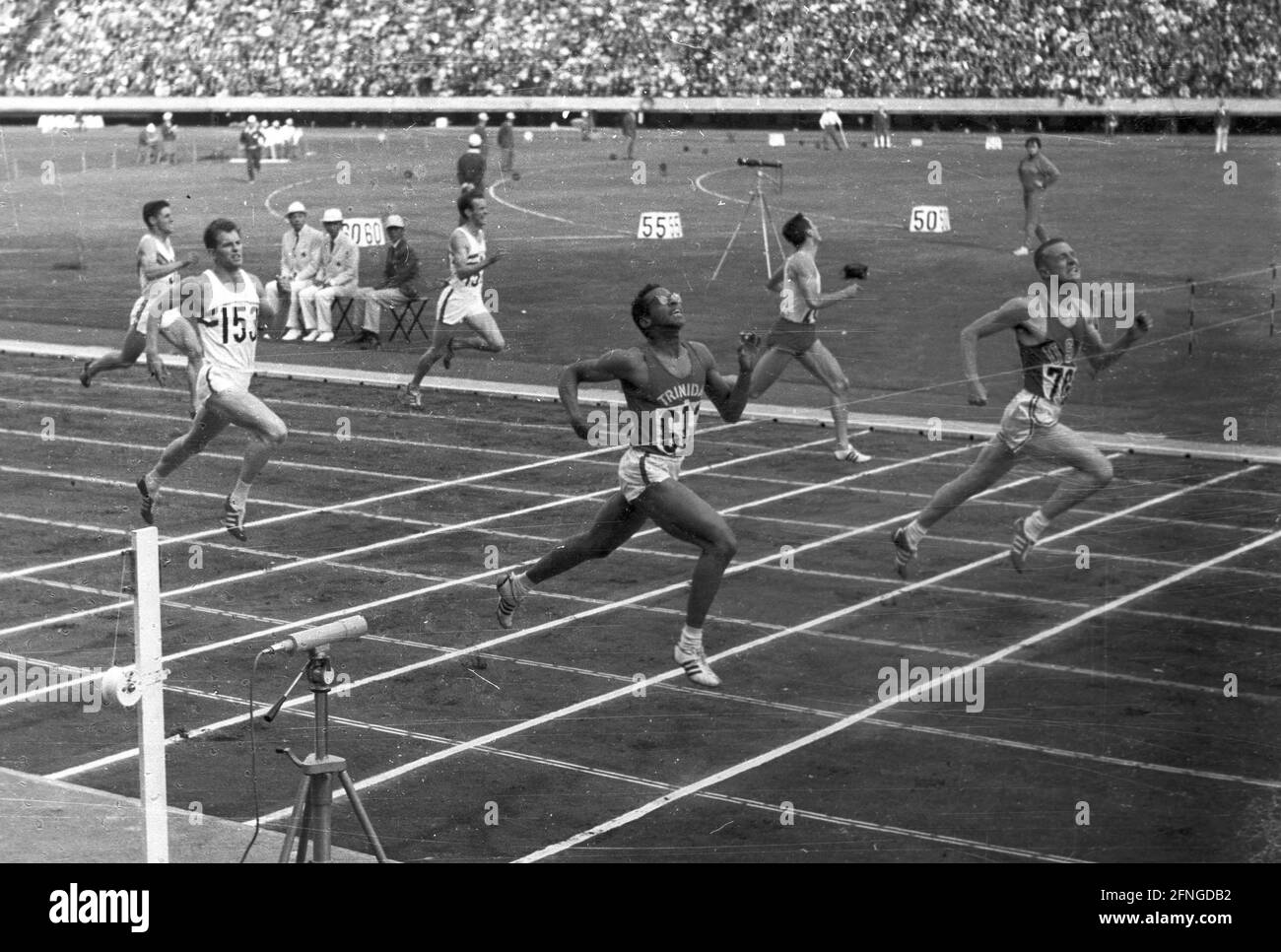 Summer Olympics in Tokyo 1964. Athletics: Finish photo 400m men. Michael Larrabee (USA/re.) just ahead of Wendell Mottley (Trinidad). Rec. 20.10.1964. [automated translation] Stock Photo