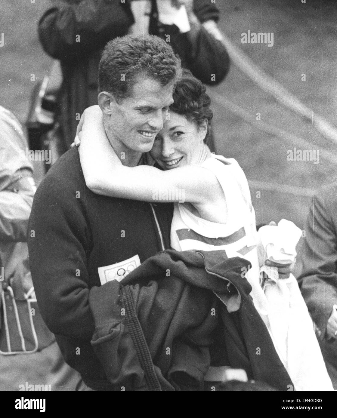 Summer Olympic Games in Tokyo 1964. athletics 20.10.1964 : Ann Packer (GBR / Gold 800m run) is embraced by her fiancé Robbie Brightwell (GBR / Silver 4x400m) copyright for journalistic use only ! Only editorial use ! [automated translation] Stock Photo