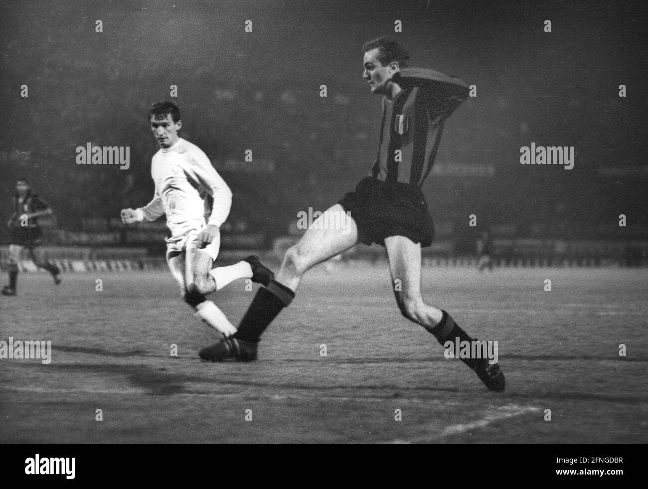 European Champion Clubs' Cup Final 1964: Inter Milan - Real Madrid 3:1/27.05.1964 in Vienna. Goal to 3:1 for Inter Milan by Sandro Mazzola. At the back: Santamaria (Real). For journalistic use only! Only for editorial use! Copyright only for journalistic use ! Only for editorial use! [automated translation] Stock Photo