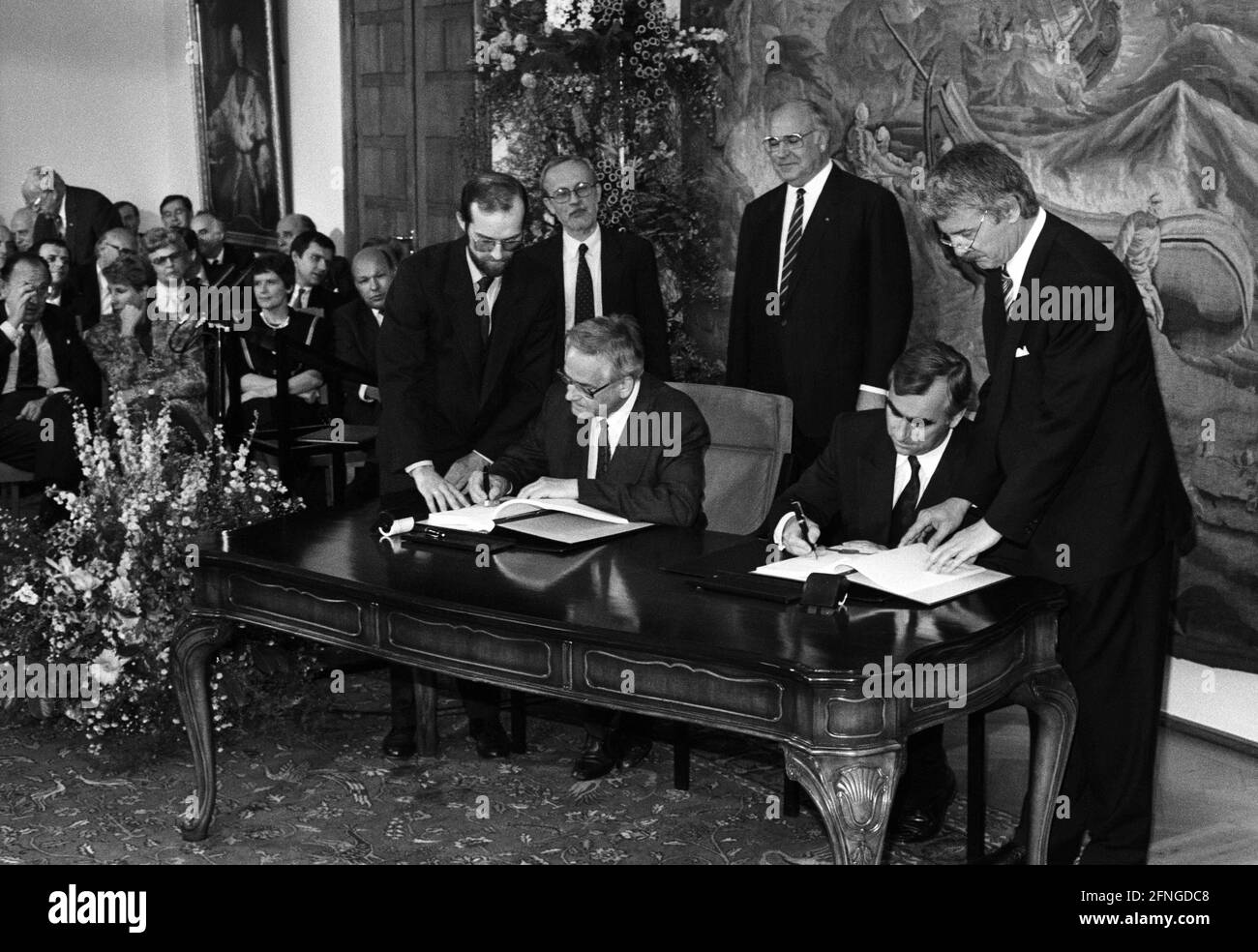 Germany, Bonn, 18.05.1990 Archive No.: 16-39-25 State Treaty between FRG and GDR Photo: from left to right: GDR Prime Minister Lothar de Maiziere, Federal Chancellor Helmut Kohl, GDR Finance Minister Walter Romberg and Federal Finance Minister Theo Waigel [automated translation] Stock Photo