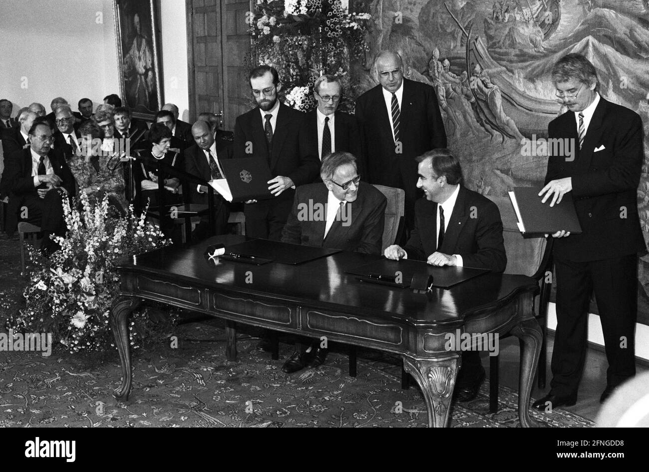Germany, Bonn, 18.05.1990 Archive No.: 16-39-24 State Treaty between FRG and GDR Photo: from left to right: GDR Prime Minister Lothar de Maiziere, Federal Chancellor Helmut Kohl, GDR Finance Minister Walter Romberg and Federal Finance Minister Theo Waigel [automated translation] Stock Photo