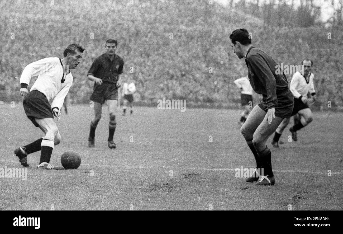 19.03.1958 Germany - Spain 2:0 / Fritz Walter on the ball, watched by 2 Spaniards and Bernie Klodt (right) [automated translation] Stock Photo