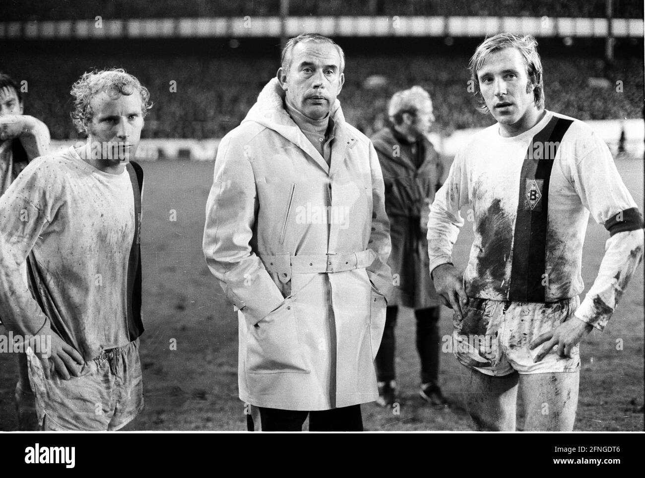 European Champion Clubs' Cup 1970/71. FC Everton - Borussia Mönchengladbach 04.11.1970 5:4 n.E. Tr. Hennes Weisweiler (BMG) with players during the extra-time break. Coach Hennes Weisweiler with Berti Vogts (left) and Günter Netzer. For journalistic use only! Only for editorial use! [automated translation] Stock Photo
