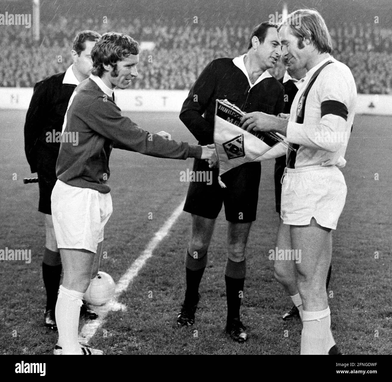 European Cup of the national champions 1970/71. FC Everton - Borussia Mönchengladbach 04.11.1970 5:4 n.E. Greeting between Alan Ball (l.) and Günter Netzer. For journalistic use only! Only for editorial use! [automated translation] Stock Photo