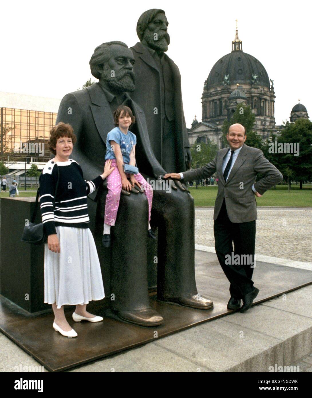 Berlin-City / GDR / Mitte / 1987 Walter Momper, Anne Momper, Friederike at the monument to Karl Marx and Friedrich Engels in what was then East Berlin. In the back the Berlin Cathedral.  The family makes an uninvited visit to East Berlin, on the occasion of the 750th anniversary of the city // Socialism / History / ** Walter Momper, his wife Anne and daughter Friederike at the Monument of Karl Marx and Friedrich Engels in former East (communist) Berlin. The family visits the eastern part of the city without invitation on the occasion the 750th anniversary of Berlin. It was highly political. Stock Photo