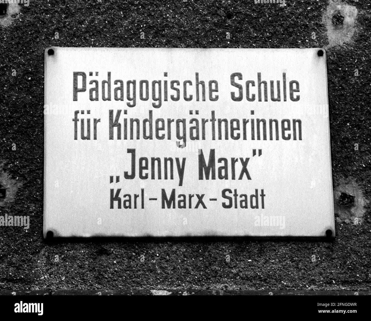 Saxony / Places / March 1990 Karl-Marx-Stadt ( Chemnitz ) , School -Jenny Marx-, wife of Karl-Marx, city center // Socialism / [automated translation] Stock Photo