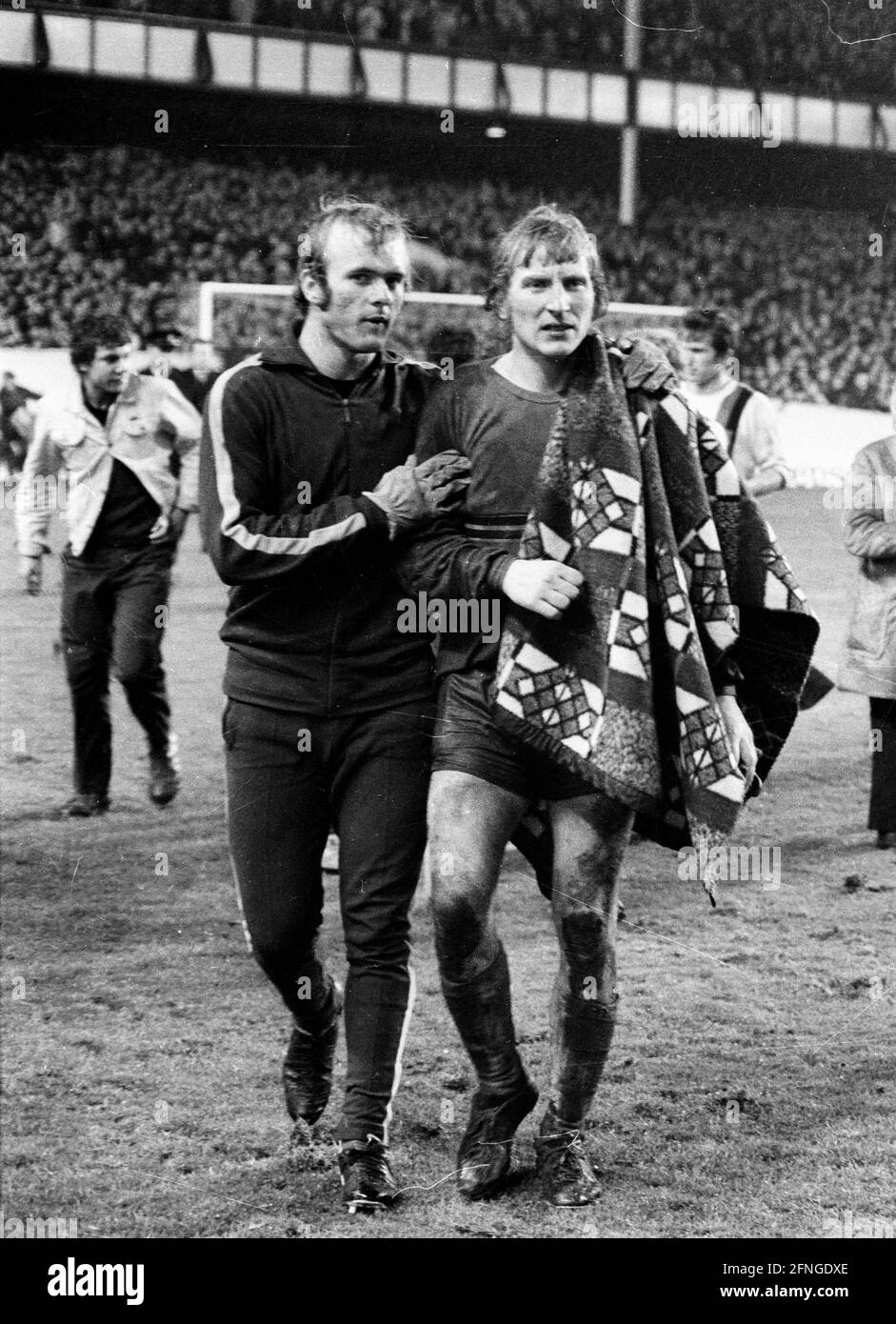 European Cup 1970/71 FC Everton - Borussia Mönchengladbach 04.11.1970 5:4 n.E. Wolfgang Kleff is consoled by substitute goalkeeper Bernd Schrage. For journalistic use only! Only for editorial use! [automated translation] Stock Photo