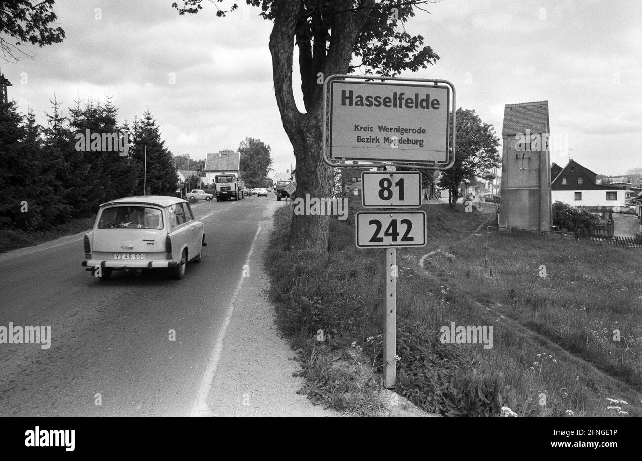 Germany, Hasselfelde, 25.05.1990 Archive-No.: 17-01-16 Place name sign Hasselfelde Photo: City Hasselfelde is a district of the city Oberharz am Brocken [automated translation] Stock Photo
