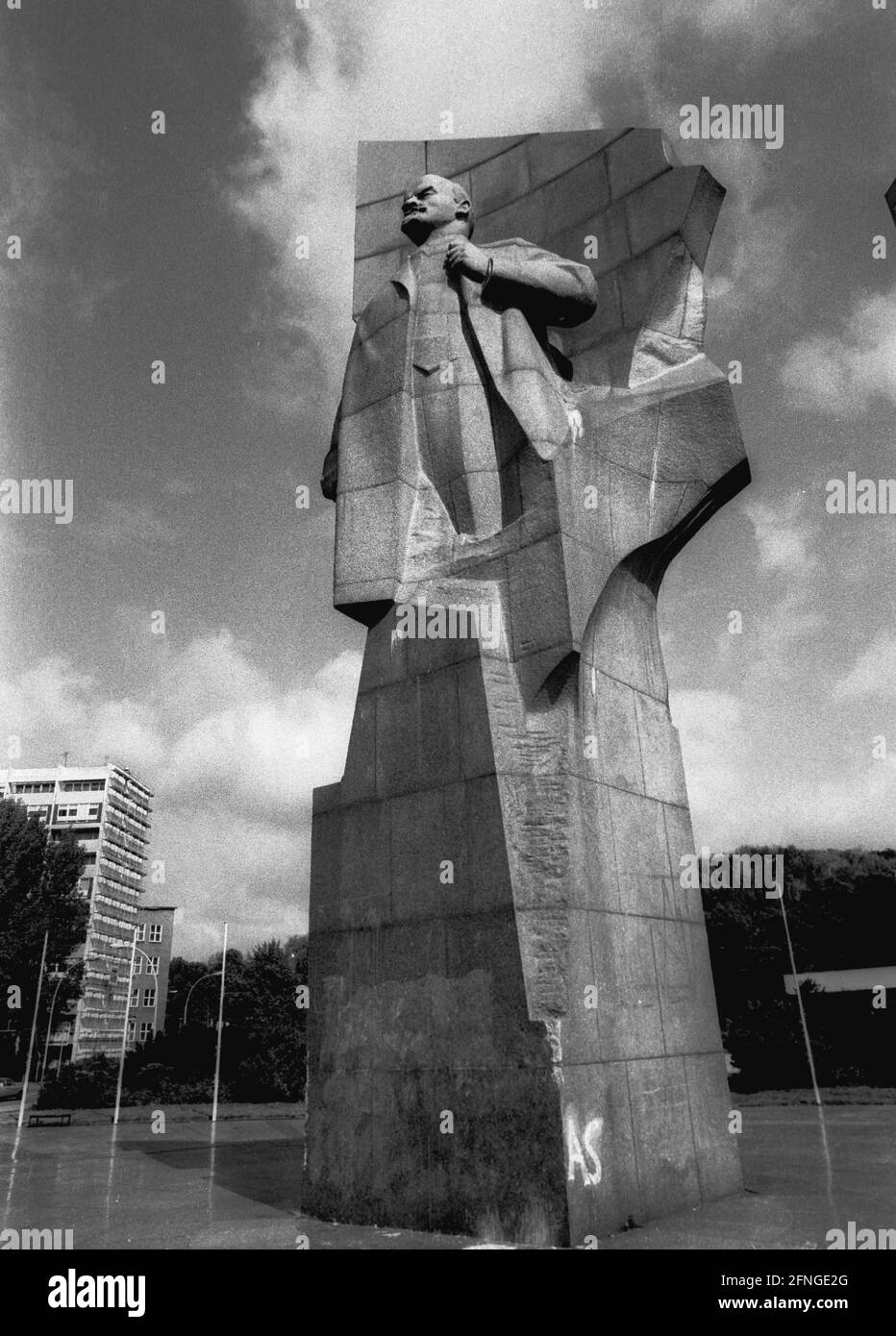 Berlin History Gdr 1991 Lenin Monument At Leninplatz In Berlin