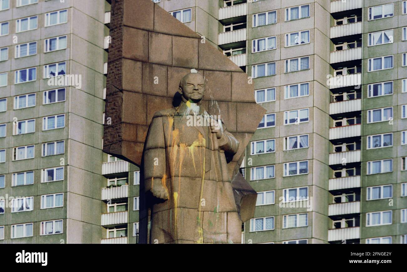 Berlin / Communism / History / 1991 Lenin Monument at Leninplatz in Berlin-Friedrichshain. Torn down in 1994, it was unveiled in 1969 after the 20th anniversary of the GDR, 200 000 spectators. The artist was Nikolai Tomski from the Soviet Union. // Sculpture / Art / GDR Monument / [automated translation] Stock Photo