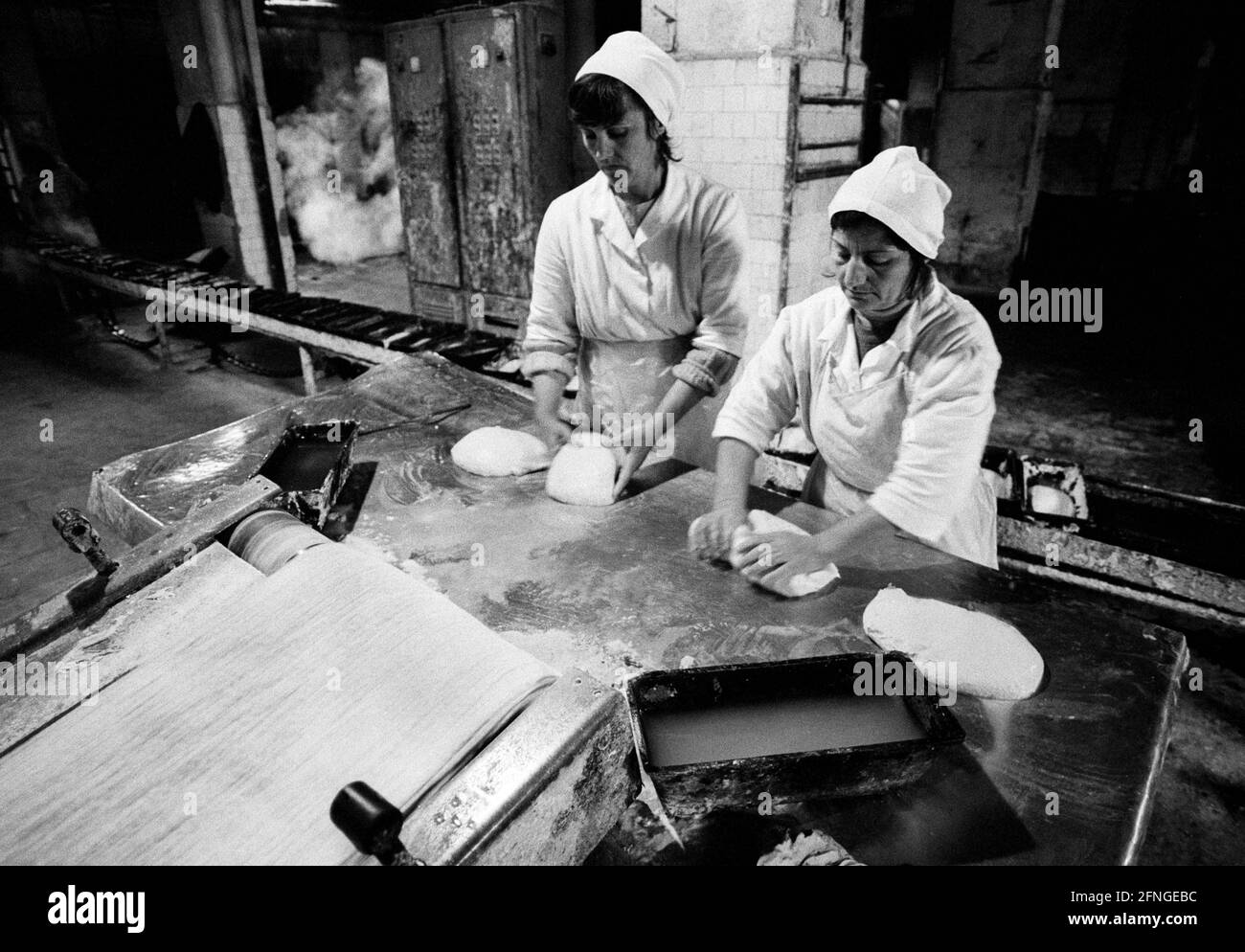 ALB , Albania : Two women baking bread in a bakery / bread factory in Tirana , April 1994 [automated translation] Stock Photo
