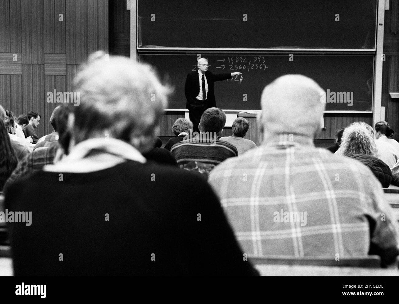 DEU , DEUTSCHLAND : A lecturer gives a lecture to students at the University of Bonn , December 1994 [automated translation] Stock Photo