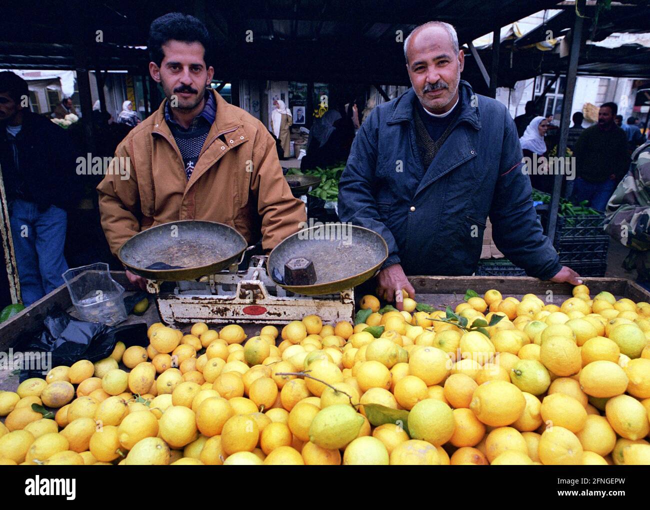 ISR , ISRAEL : Two vendors sell lemons in Ramallah market / Palestine , January 1996 [automated translation] Stock Photo