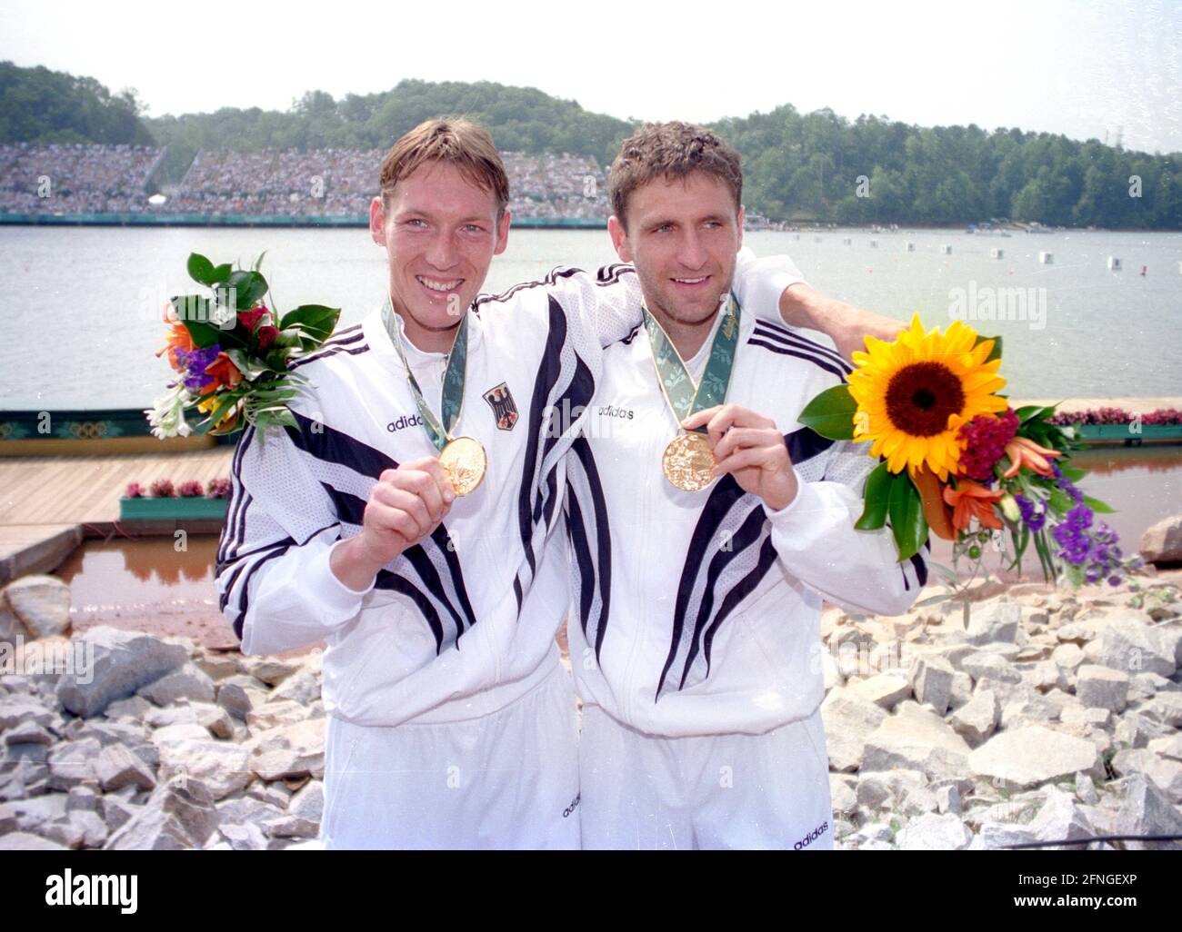 Olympic Games 1996 in Atlanta. Canoe racing, award ceremony two-man - canadier 1000 m: Winner Gunar Kirchbach (right) and Andreas Dittmer (Germany) with their gold medals 03.08.1996 [automated translation] Stock Photo