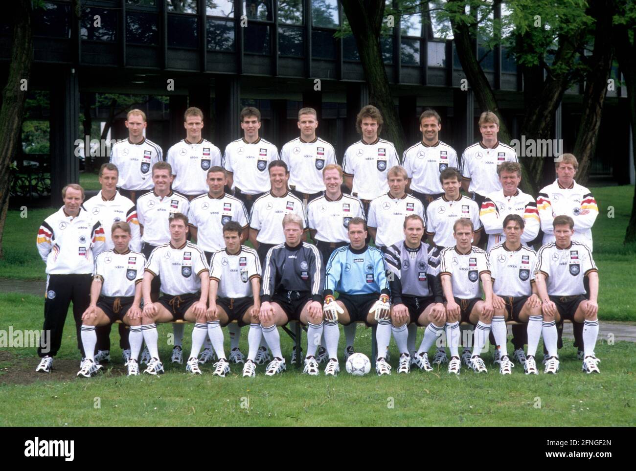 German national football team: complete squad for the European Championship 96 on 21.05.1996 in Cologne. European Championship squad Germany 1996, hi.f.l.: Dieter Eilts, Rene Schneider, Markus Babbel, Oliver Bierhoff, Marco Bode, Jürgen Kohler, Thomas Helmer, middle: National coach Berti Vogts, co-trainer Rainer Bonhof, Thomas Strunz, Stefan Kuntz, Fredi Bobic, Matthias Sammer, Jürgen Klinsmann, Andreas Möller, goalkeeper coach Sepp Maier, co-trainer Erich Rutemöller, front: Thomas Häßler, Steffen Freund, Mehmet Scholl, goalkeepers Oliver Kahn, Andreas Köpke and Oliver Reck, Mario Basler, Stock Photo