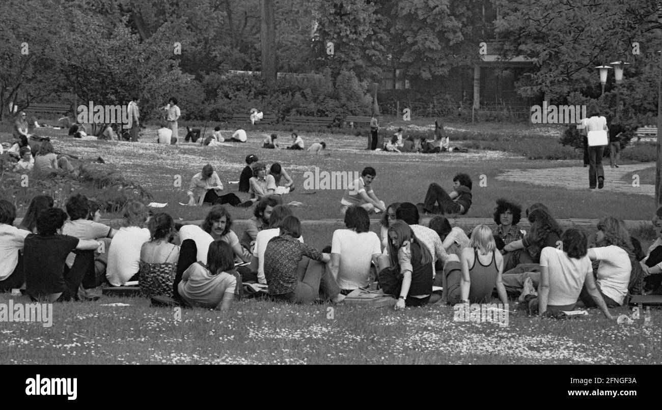 BerlinCity / 1979 Free University, campus with students, HenryFordBau in the back // Unis BerlinCity / 1979 Free University, campus with students, HenryFordBau in the back // Unis