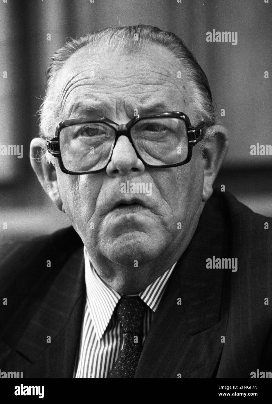 Germany, Bonn, 03.09.1990 Archive-No.: 20-11-32 Press conference with Middle East expert Wischnewski Photo: Hans-Juergen Wischnewski, Middle East expert of the SPD [automated translation] Stock Photo