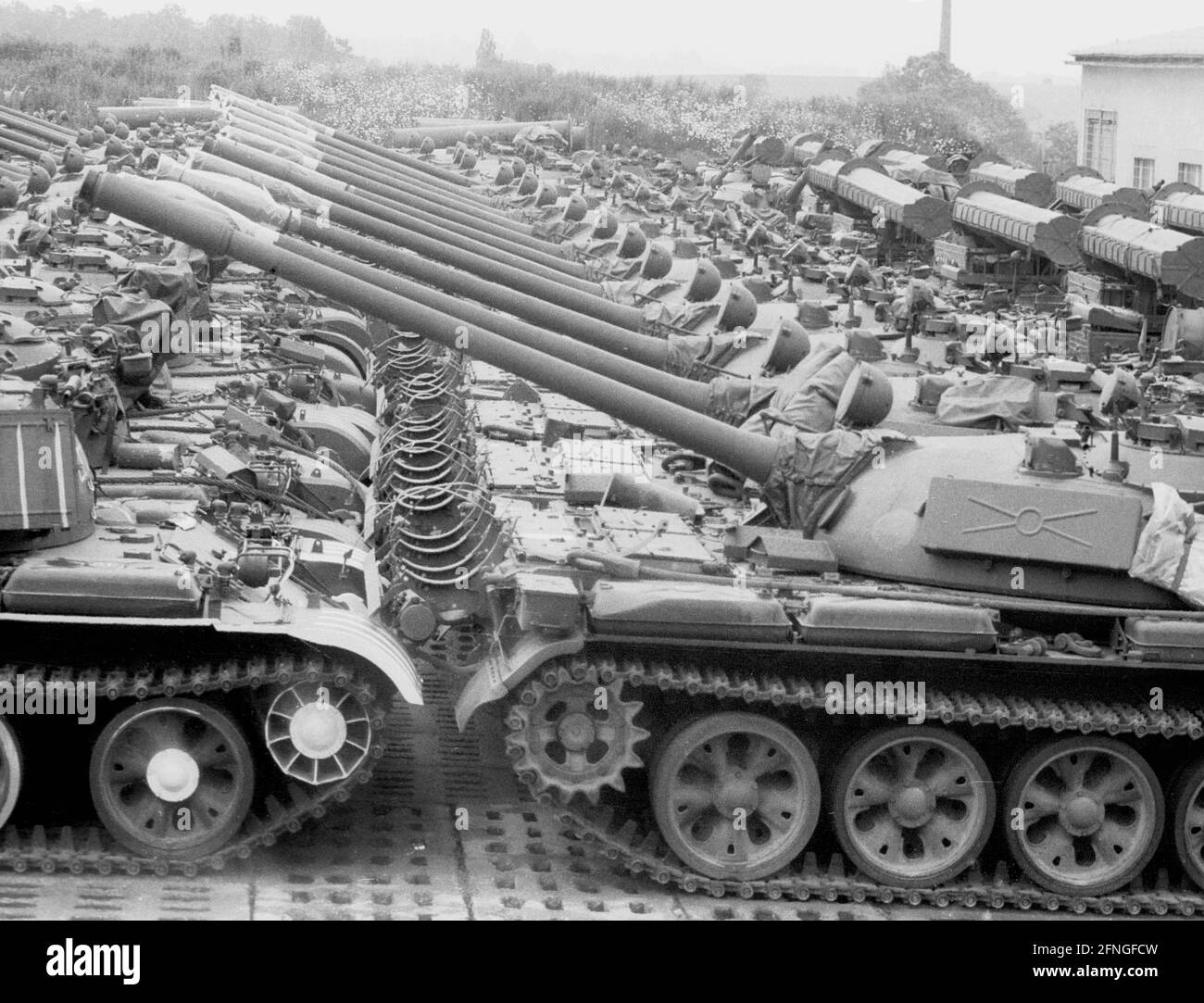 Saxony / GDR State / Unification / 1990 GDR tanks of the type T55 are waiting to be scrapped, grounds of the People's Army in Loebau. The People's Army is disbanded, most of the weapons are destroyed or sold abroad // Militaer / Waffen / Bundeslaender / Militaer / / DDR-Staat *** Local Caption *** East Germany / Communist Germany End of the Cold War. In Saxony tanks of the East German Army are scapped according to agreements with Soviet Union and the Western Allies. [automated translation] Stock Photo