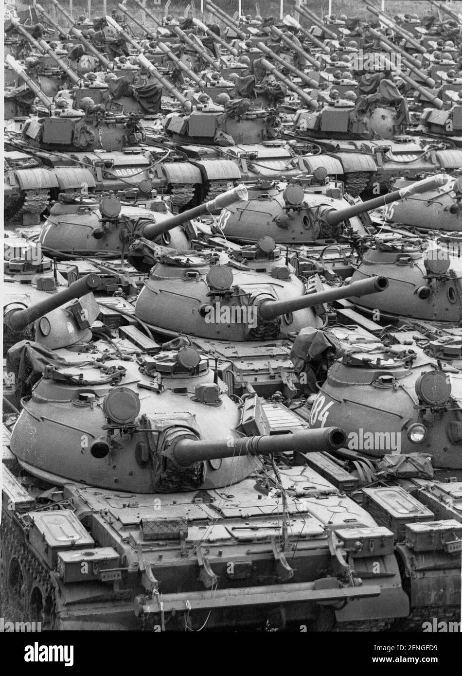 Saxony / GDR State / Unification / 1990 GDR tanks of the type T55 are waiting to be scrapped, grounds of the People's Army in Loebau. The People's Army is disbanded, most of the weapons are destroyed or sold abroad // Militaer / Waffen / Bundeslaender / Militaer / / DDR-Staat *** Local Caption *** East Germany / Communist Germany End of the Cold War. In Saxony tanks of the East German Army are scapped according to agreements with Soviet Union and the Western Allies. [automated translation] Stock Photo