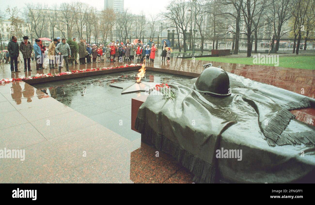 Russia / History 11/ 1989 Moscow, Eternal flame at the grave of the unknown soldier at the Kremlin wall. National memorial // World war / Cemetery / Soviet Union / War memorial / Soviet / War / [automated translation] Stock Photo
