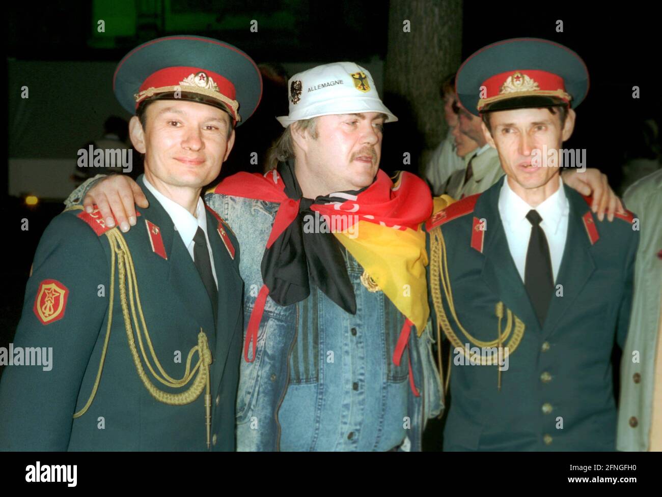 Berlin districts / Mitte / GDR / October 3, 1990 Celebration of German Unity, the GDR ceases to exist. Russian (Soviet) soldiers and a German fraternize // Russia / Unity / Allies / History / Soviets [automated translation] Stock Photo