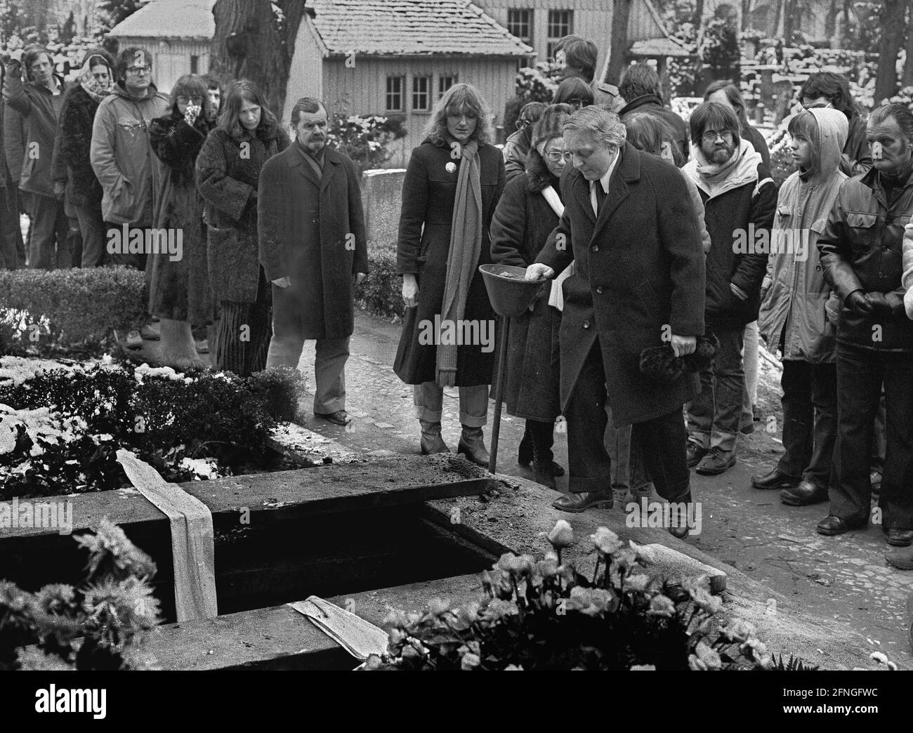 Berlin / Left / Student Revolt / 3.1.1980 Funeral of Rudi Dutschke at the  Annen Cemetery in Zehlendorf. The open grave. Last greeting at the grave by  Erwin Beck, SPD Dutschke was