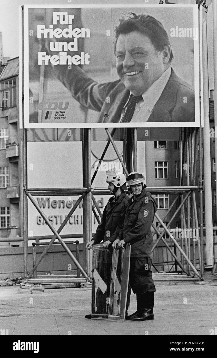 Berlin / 80's / 19.5.1980 CDU party conference in Berlin, ICC. Franz-Josef Strauss is candidate for chancellor. Poster: For peace and freedom - policemen in front of it // CDU / CSU / Wahlkampf / Wahl / Parteien-Politik [automated translation] Stock Photo