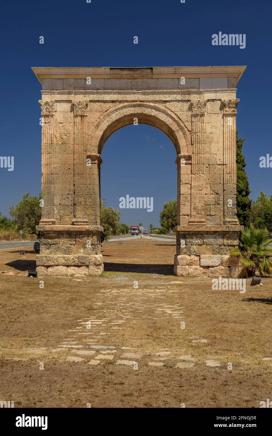 Arc de Berà roman arch, in the ancient Roman Via Augusta (Tarragona, Catalonia, Spain) ESP: Arc de Berà, de origen romano, en la antigua Via Augusta Stock Photo