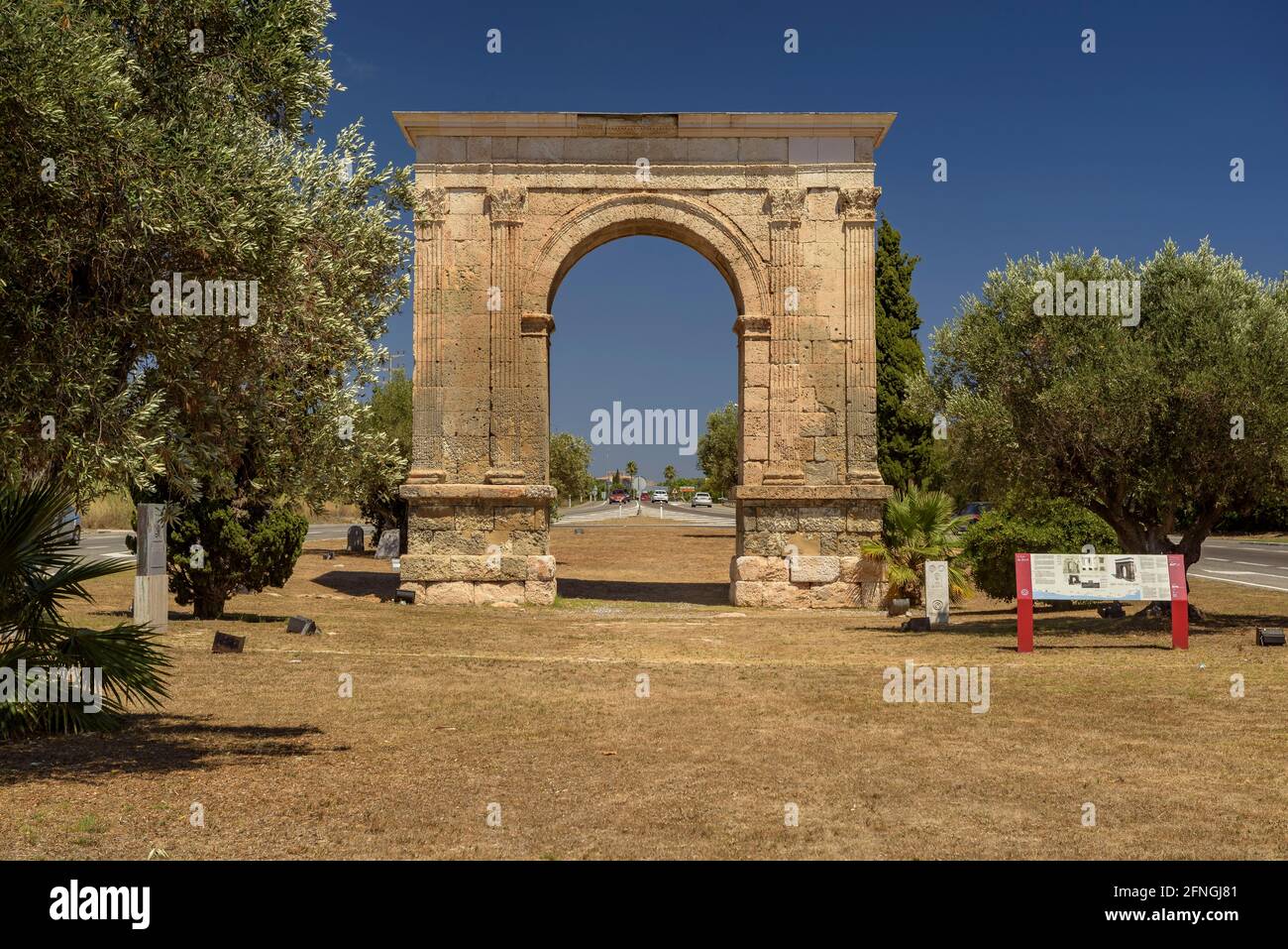 Arc de Berà roman arch, in the ancient Roman Via Augusta (Tarragona, Catalonia, Spain) ESP: Arc de Berà, de origen romano, en la antigua Via Augusta Stock Photo