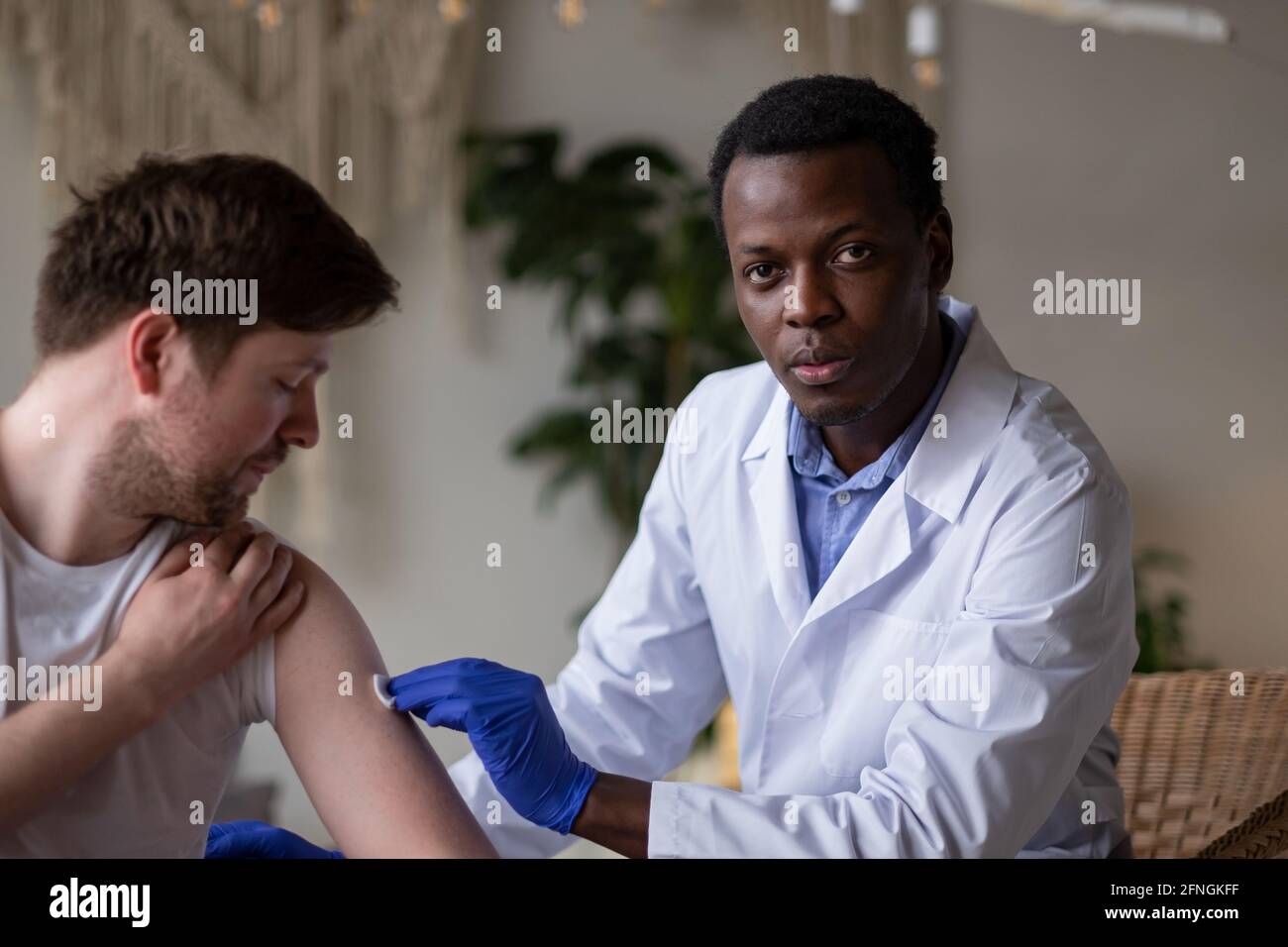 African doctor injection hi-res stock photography and images - Alamy
