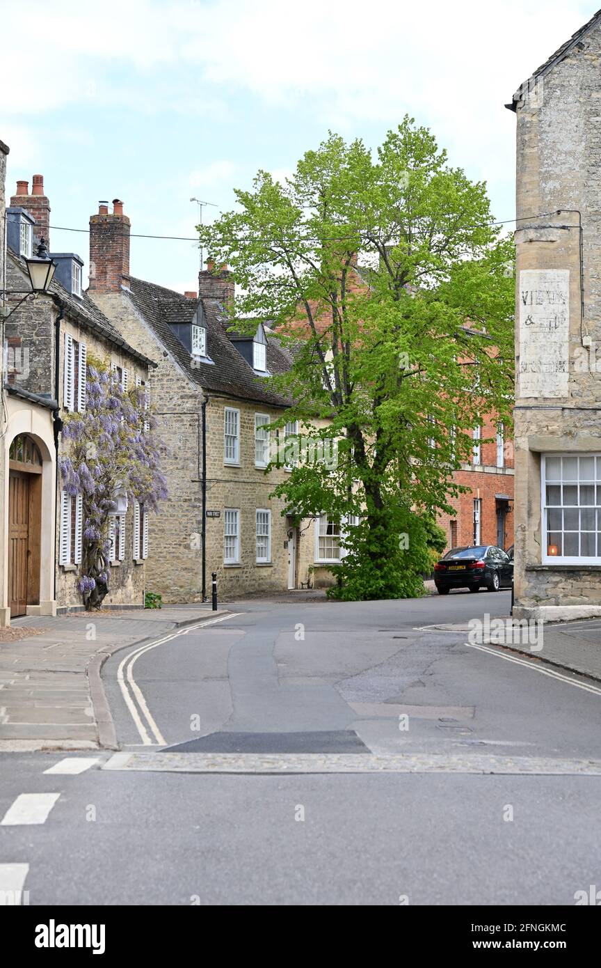 A view of soem of the buildings on Park Street in the north Oxfordshire town of Woodstock close to an entrance to Blenheim Palace Stock Photo
