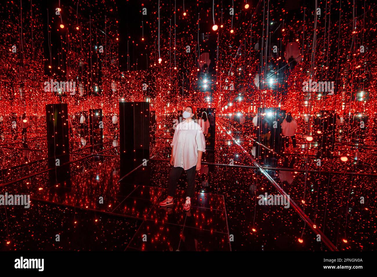 Infinity mirror room yayoi kusama hires stock photography and images