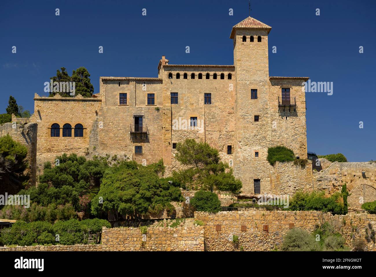 Tamarit Castle and Cala Jovera beach (Tarragona, Costa Daurada, Catalonia, Spain) ESP: Castillo de Tamarit y la cala Jovera (Tarragona, Costa Daurada) Stock Photo