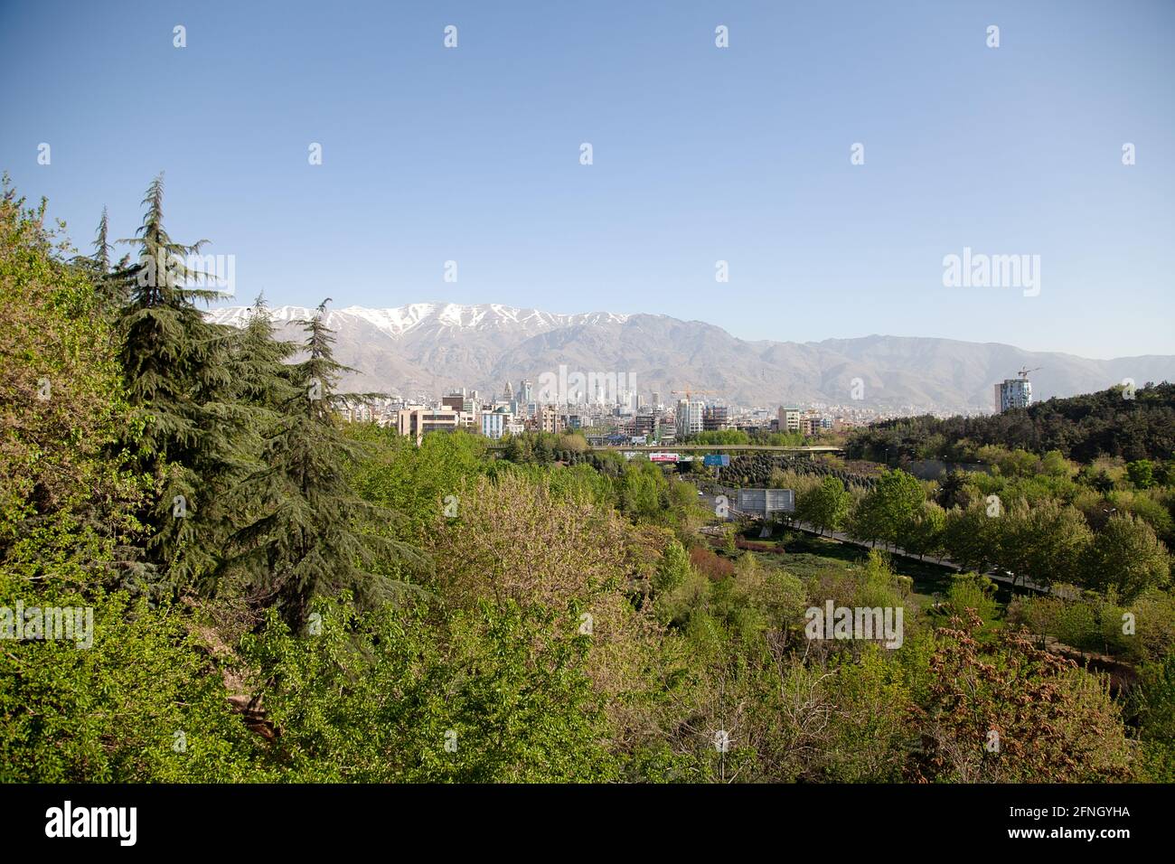 Aussicht von der Tabiat Brücke auf die Stadt Tehran. Im Hintergrund ist die Elborz Gebirge zu sehen. Stock Photo