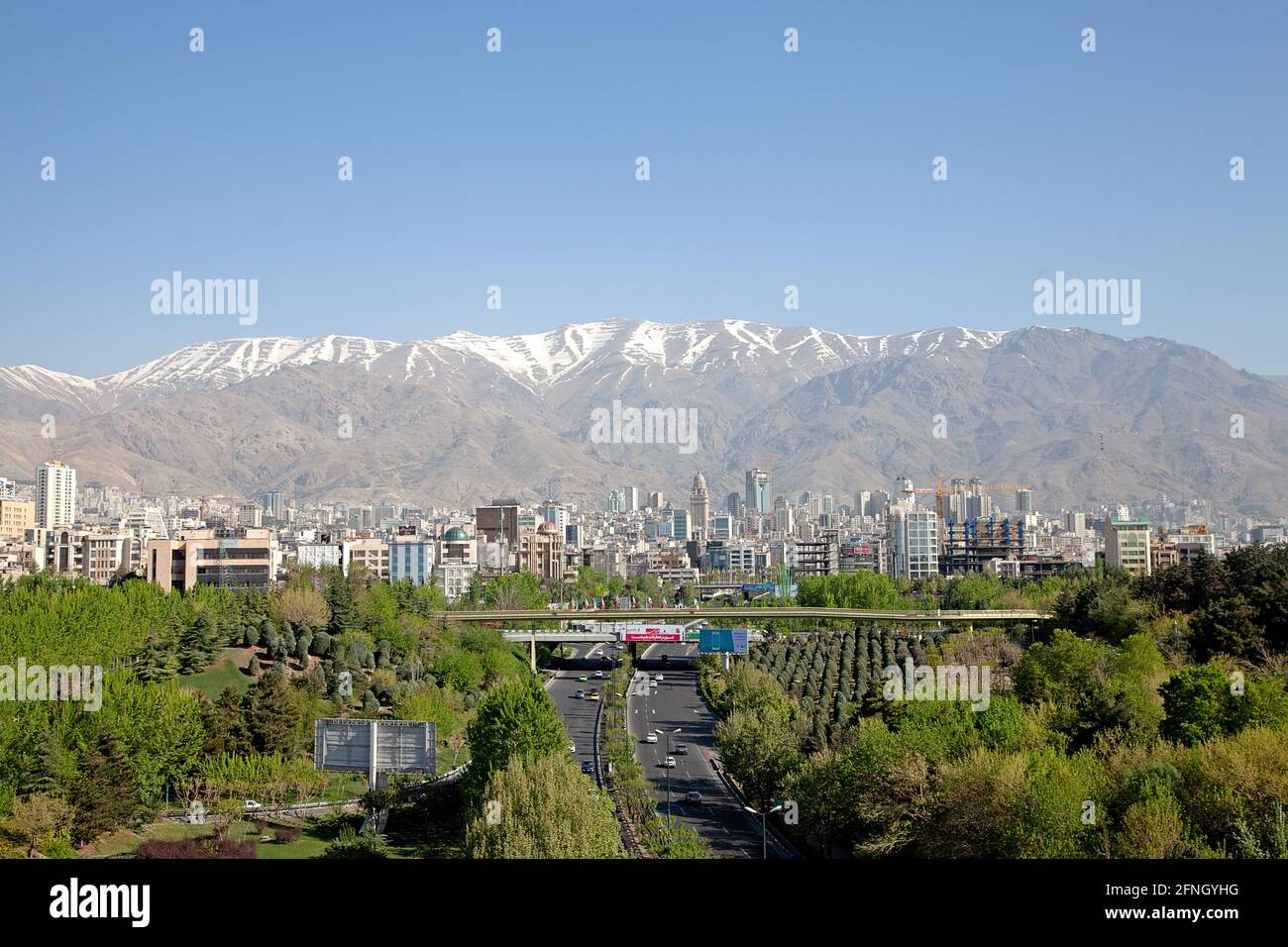 Aussicht von der Tabiat Brücke auf die Stadt Tehran. Im Hintergrund ist die Elborz Gebirge zu sehen. Stock Photo