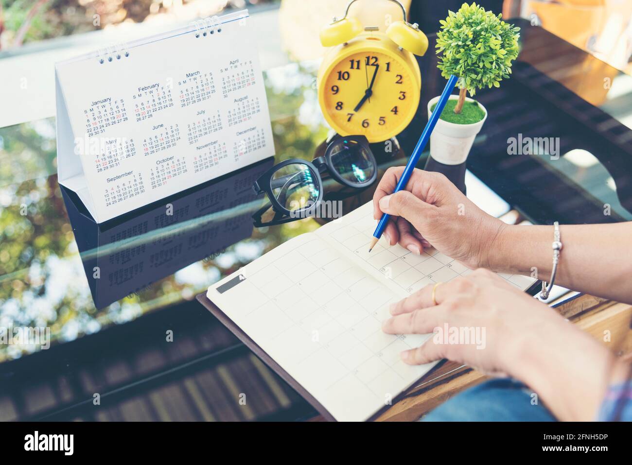 2018 Calendar Event Planner is busy. Businesswoman always Planning Agenda  and Schedule using calendar,clock to set timetable organize schedule. Woman  Stock Photo - Alamy