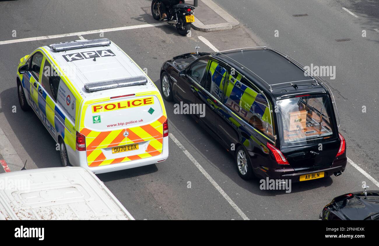 Lockdown lifting May 2021 funeral hearse with coffin and police van picture  by Gavin Rodgers/ Pixel8000 Stock Photo - Alamy