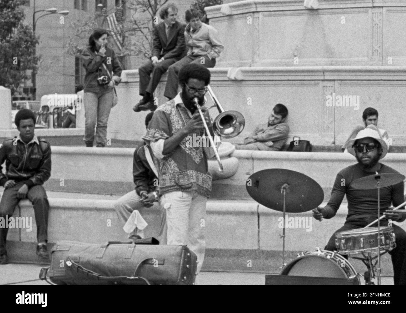 New York City Photo Essay, April 30, 1981- Street performers in front of the Pulitzer Fountain, Grand Army Square, Manhattan. Stock Photo