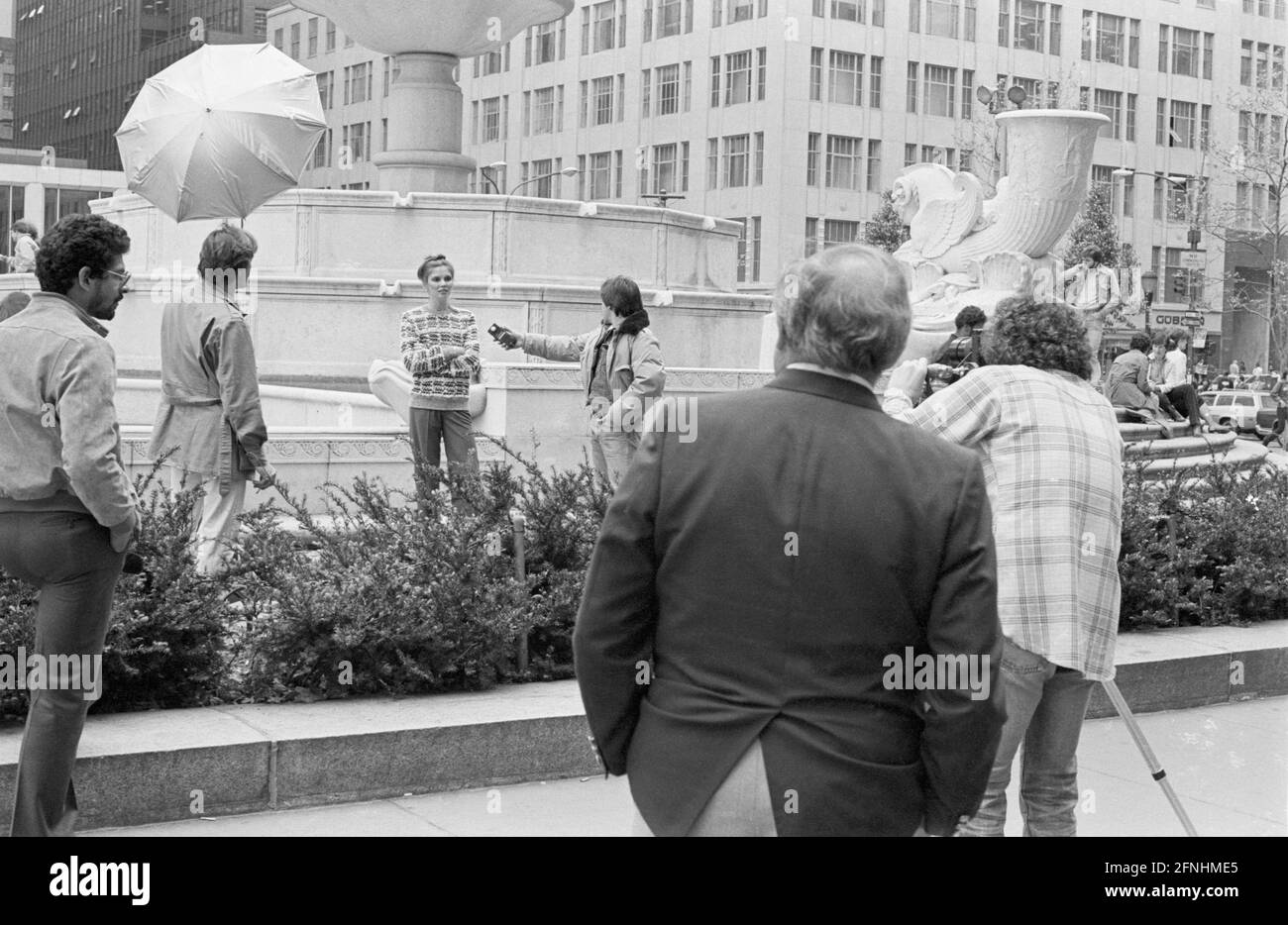 New York City Photo Essay, April 30, 1981- Fashion photography photo shoot with model, photographer, assistants and onlookers. Pulitzer fountain, Grand Army Plaza, Manhattan. Stock Photo