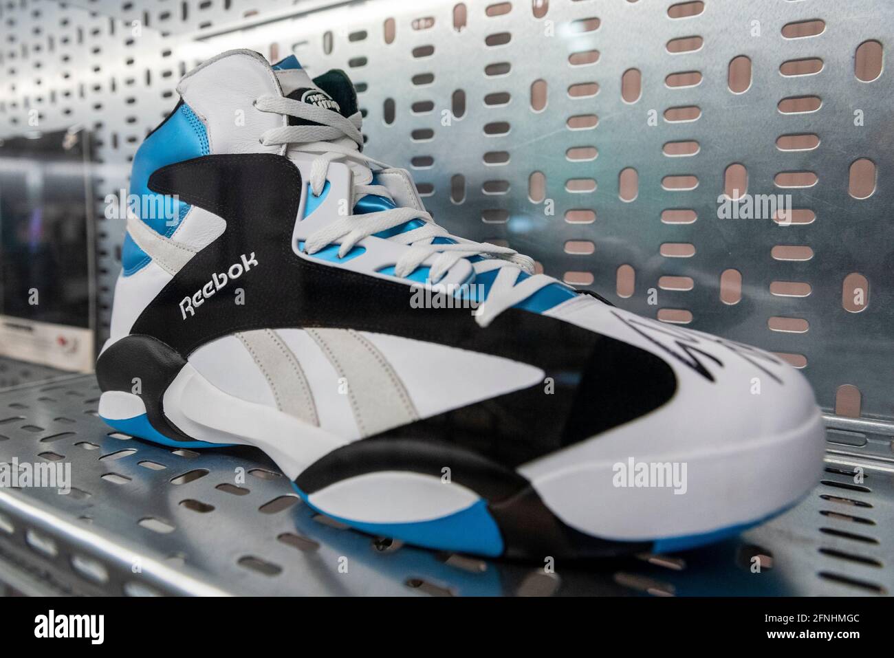 Shaquille o'neal shoe size hi-res stock photography and images - Alamy