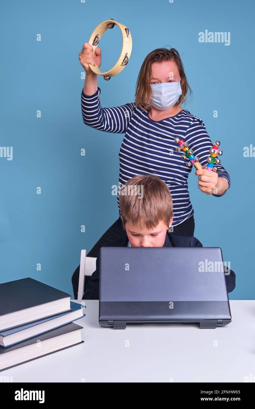 Problems with online learning for schoolchildren at a distance, noise ...