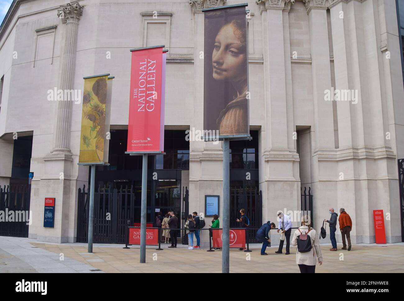 London, United Kingdom. 17th May 2021. Visitors queue at The National Gallery in Trafalgar Square. Museums and galleries reopen as further lockdown restrictions are lifted in England. Vuk Valcic / Alamy Live News Stock Photo