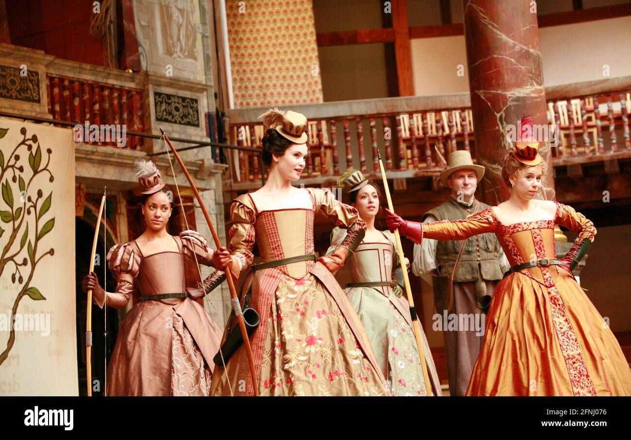 l-r: Cush Jumbo (Maria), Gemma Arterton (Rosaline), Oona Chaplin (Katherine), Andrew Vincent (Dull), Michelle Terry (Princess of France) in LOVE'S LABOUR'S LOST by Shakespeare at Shakespeare's Globe, London SE1  11/07/2007  design: Jonathan Fensom  fights: Renny Krupinsky  choreography: Sian Williams  director: Dominic Dromgoole Stock Photo