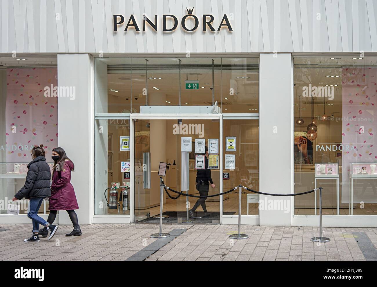 Dæmon Forekomme Moralsk uddannelse Pandora jewelry store hi-res stock photography and images - Alamy