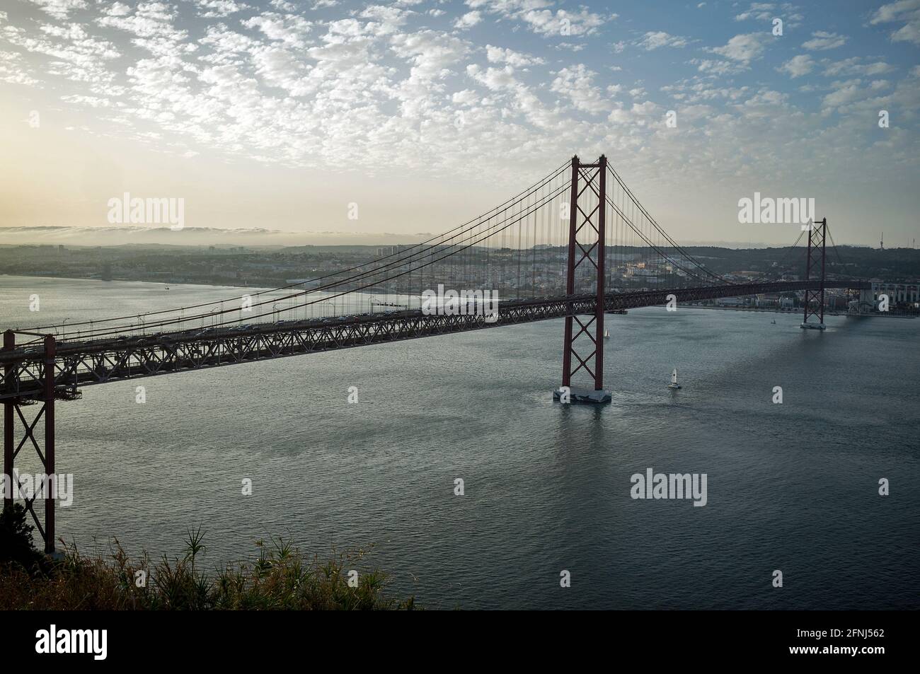 Die Ponte 25 de Abril ist ein 3,2 Kilometer langer Brückenzug in Portugal mit einer 2278 Meter langen Hängebrücke über den Tejo. Lissabon Stock Photo