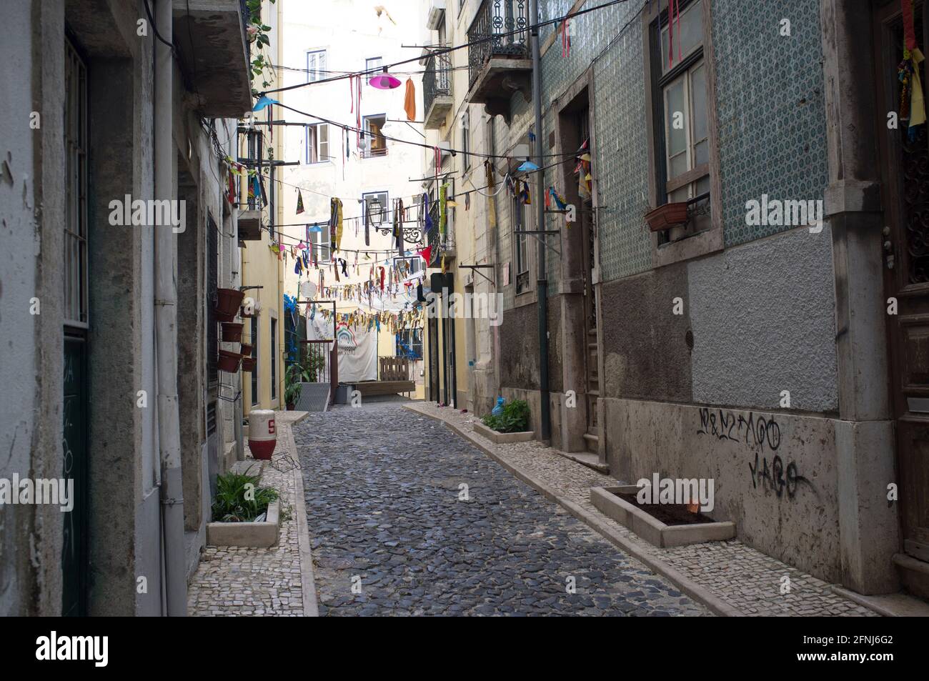 Das bunte, quirlige Gassenlabyrinth in der historischen Alfama in Lissabon. Die Viertel Alfama, Mouraria und Graça bilden die Altstadt von Lissabon Stock Photo