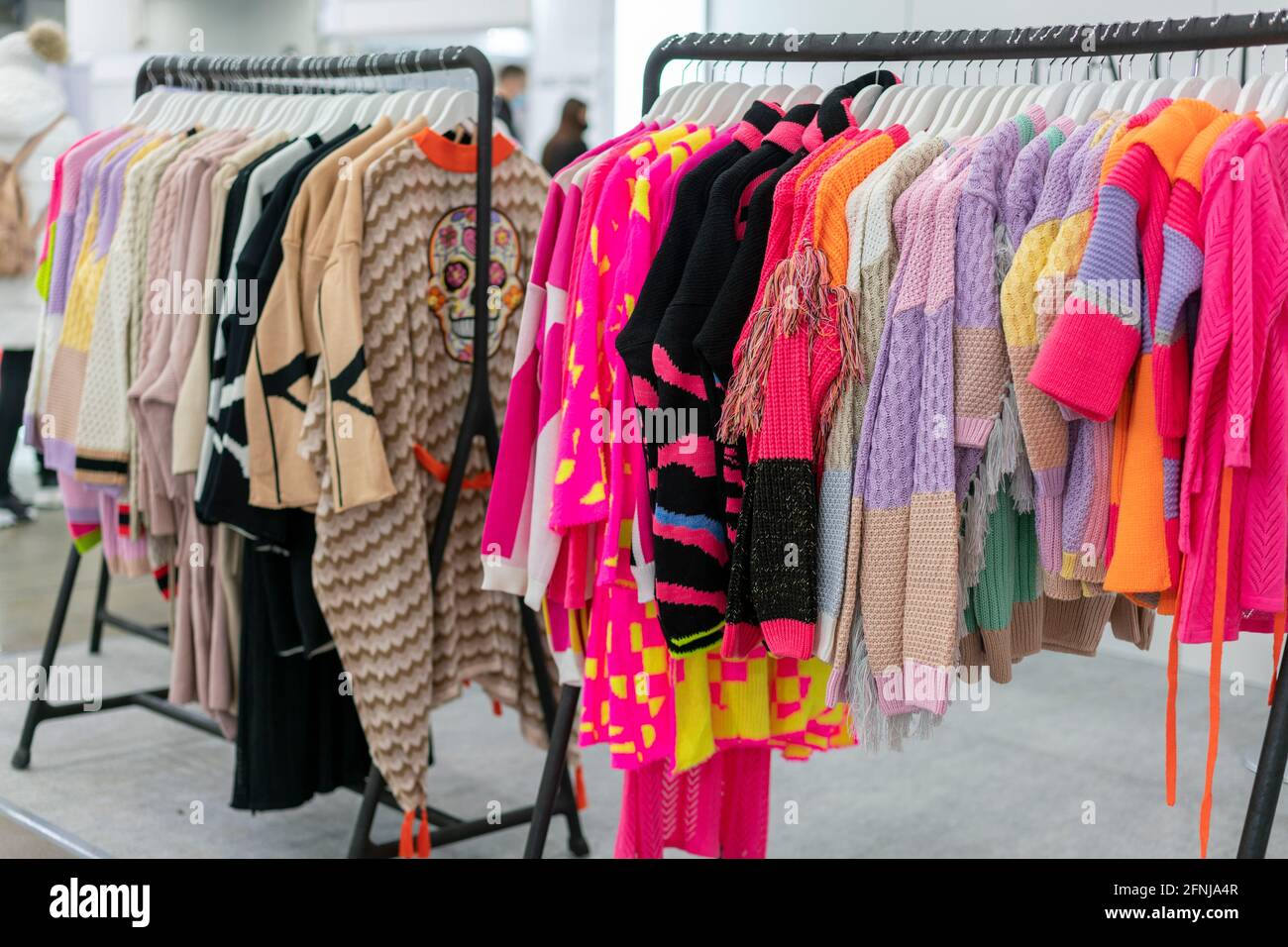 Selección conjunta George Bernard diagonal spring and summer women's clothing in the store. bright, modern clothes in  a boutique. Women's hip clothing store interior concept. concept of choice  Stock Photo - Alamy