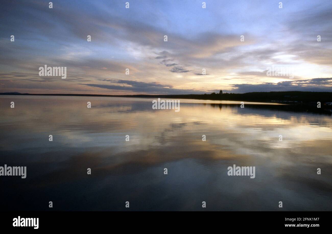 Sole di mezzanotte in estate al lago di Rattvik, Dalarna, Svezia Stock Photo