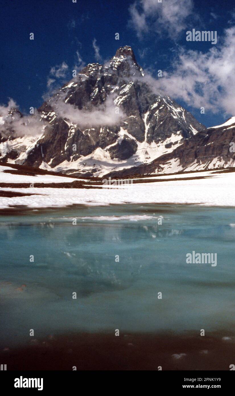 Lago effimero al colle delle Cime Bianche con il Cervino sullo sfondo Stock Photo