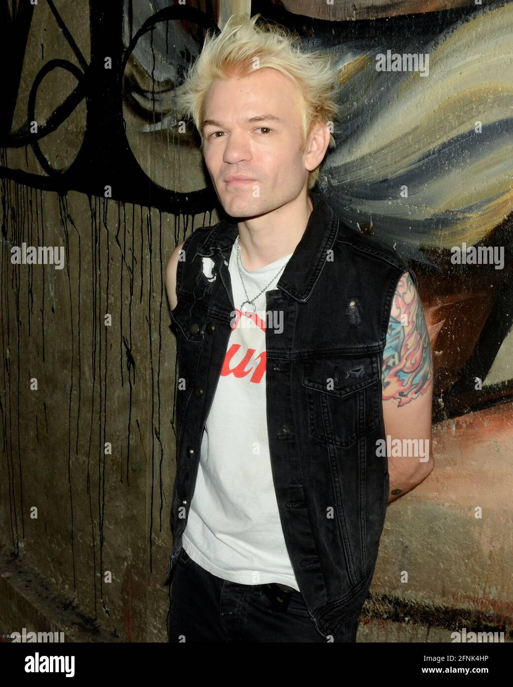Sum 41 lead singer Deryck Whibley outside Beso Restaurant in Hollywood Los  Angeles, California - 05.08.09 Stock Photo - Alamy